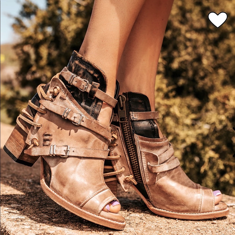 Freebirds Carter open toe size 8